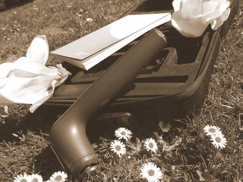 Novafon-Vibrationsgerät zur tiertherapeutischen Anwendung auf der Wiese – sanfte Schmerztherapie für Tiere